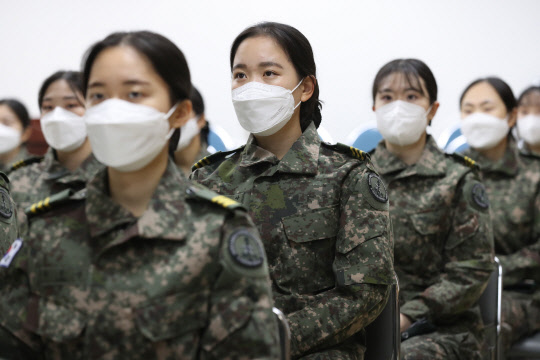 18일 충남지역 생활치료센터에서 코로나19 추가 확산을 차단하기 위한 범정부적 대응 지원대책에 따라 투입된 국군간호사관학교 3학년 생도들이 감염관리 교육을 받고 있다.    [국방부 제공]